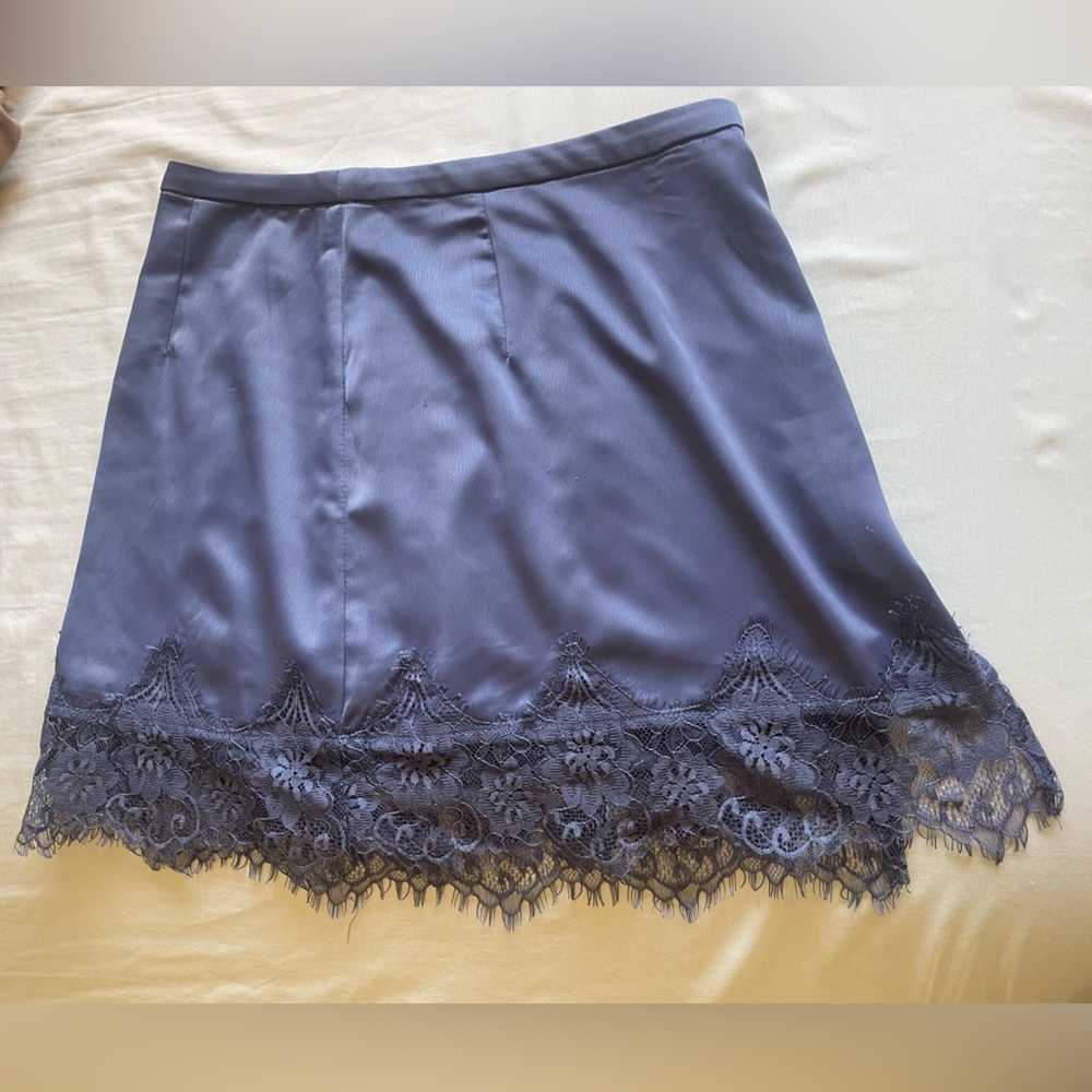 URBAN OUTFITTERS SILK SKIRT. PERFECT CONDITION. SIZE S. LILAC COLOR.